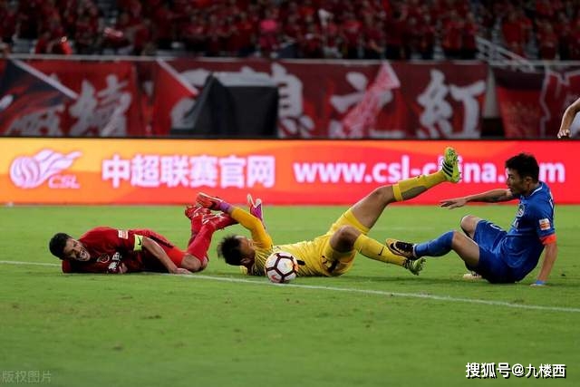 西甲-莱万多夫斯基帽子戏法 巴萨4-2瓦伦西亚